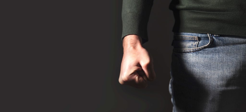 Término de relacionamento: homem vivenciando a fase da raiva no luto de separação.