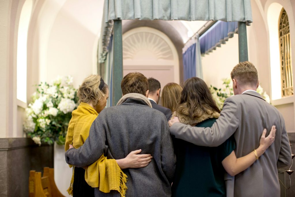 Imagem de pessoas em uma igreja em uma cerimônia de velório